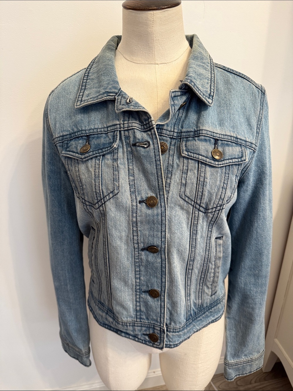 Stitch Play Classic Light Wash Denim Jacket Embroidered Back Panel Size Large